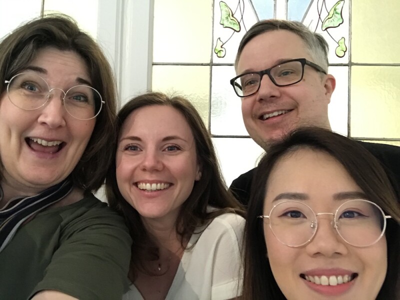 fyra glada personer i en selfie